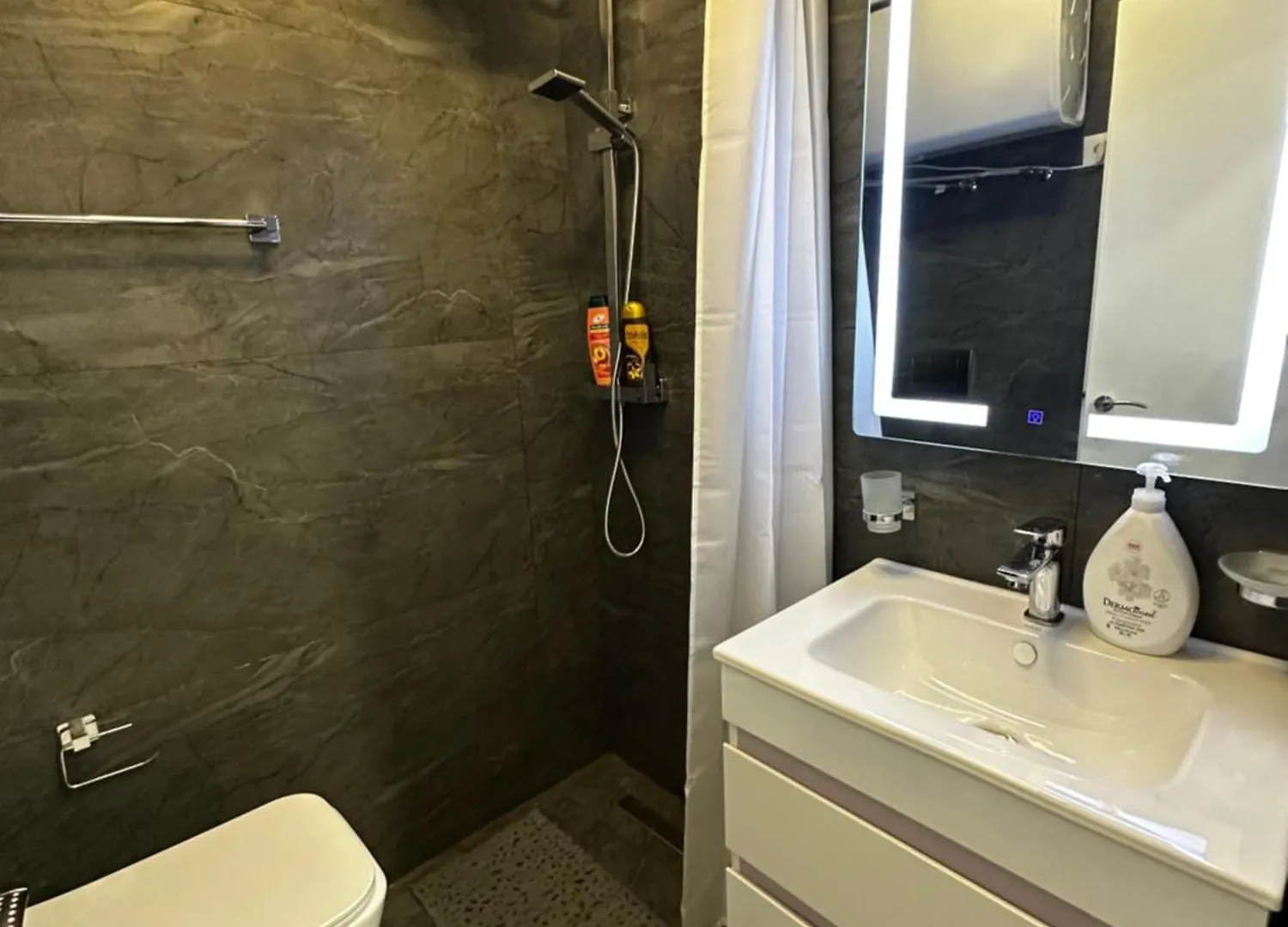 Delux City Inn Tirana 0*,  Albánie