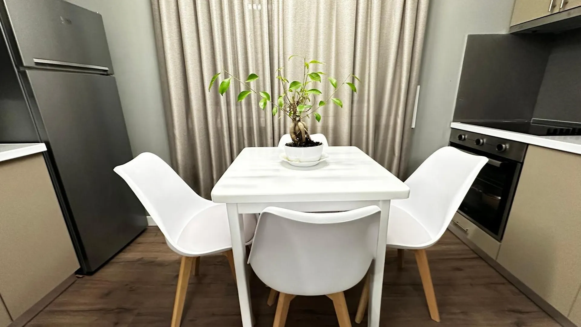 Delux City Inn Tirana 0*,